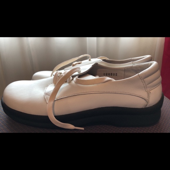 COPY - Footprints by Birkenstock white leather Li… - Picture 3 of 8